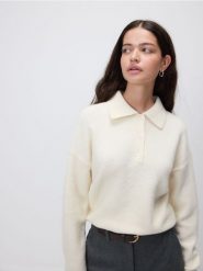 Sweter z kołnierzykiem - kremowy. Białe swetry nierozpinane damskie Reserved, l, bez wzorów, z dzianiny, bez kołnierzyka, bez ramiączek. Za 129.99 zł.