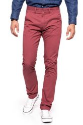 LEE SPODNIE MĘSKIE CHINO OXBLOOD L768FT58. Czerwone eleganckie spodnie męskie Lee, bez wzorów, z jeansu. W wyprzedaży za 99.99 zł.