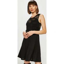 Jacqueline de Yong - Sukienka. Czarne sukienki damskie Jacqueline de Yong, na co dzień, l, bez wzorów, z elastanu, casualowe, bez kołnierzyka, bez ramiączek, mini, proste. W wyprzedaży za 49.90 zł.