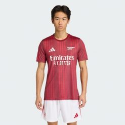 Sweter Arsenal FC 26 Pre-Match. Czerwone swetry męskie Adidas, bez wzorów, sportowe, bez kołnierzyka, bez ramiączek. Za 299.00 zł.