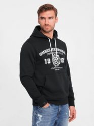 Bluza męska kangurka z kapturem i nadrukiem w stylu college – czarna V3 - Rozmiar: XXL. Czarne bluzy męskie Ombre Clothing, m, bez wzorów, z bawełny, eleganckie, bez ramiączek, z kapturem. W wyprzedaży za 99.99 zł.