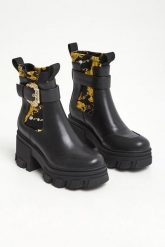 Botki damskie na obcasie VERSACE JEANS COUTURE. Botki damskie Versace Jeans Couture, bez wzorów, z jeansu, bez obcasa, na obcasie, bez zapięcia. W wyprzedaży za 936.75 zł.