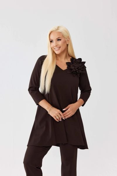 Asymetryczna czekoladowa tunika Florina z wydłużonym tyłem i odpinanym kwiatem PLUS SIZE XXL OVERSIZE JESIEŃ. Brązowe tuniki damskie Moda Size Plus Iwanek, l, bez wzorów, z nylonu, biznesowe, plus size, bez ramiączek. Za 229.90 zł.