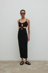 Sukienka z ozdobnymi wycięciami w kolorze BLACK - VENDA MAXI-M/L. Czarne sukienki damskie Marsala, l, bez wzorów, z bawełny, wakacyjne, bez kołnierzyka, bez ramiączek, maxi, dopasowane. Za 319.90 zł.