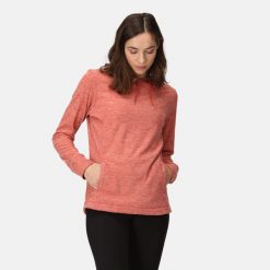 Bluza polarowa turystyczna damska Kizmit II. Czerwone bluzy damskie Regatta, bez wzorów, z polaru, sportowe, bez ramiączek, bez kaptura. W wyprzedaży za 119.65 zł.