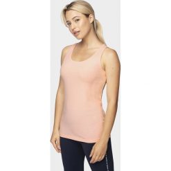 Top damski TSD306 - jasny róż melanż. Czerwone topy damskie 4F, bez wzorów, z dzianiny, bez kołnierzyka, bez ramiączek. Za 24.99 zł.