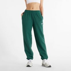 Spodnie damskie New Balance WP41500NWG – zielone. Zielone spodnie dresowe damskie New Balance, bez wzorów, z bawełny, klasyczne. Za 129.99 zł.