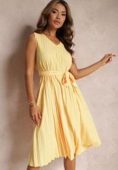 Żółta Sukienka Midi z Plisowanej Tkaniny z Materiałowym Paskiem Eudoxia. Żółte sukienki damskie Renee, na komunię, m, bez wzorów, z materiału, eleganckie, bez kołnierzyka, bez ramiączek, midi, rozkloszowane. Za 54.99 zł.