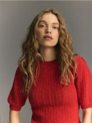 Sweter z wełną z alpaki - czerwony. Czerwone swetry nierozpinane damskie Reserved, l, bez wzorów, z dzianiny, bez kołnierzyka, bez ramiączek. Za 179.99 zł.