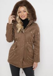 Brązowa Kurtka Parka ze Ściągaczem i Kapturem z Futerkiem Kathateia. Brązowe kurtki damskie Born2be, na zimę, l, bez wzorów, z materiału. Za 219.99 zł.