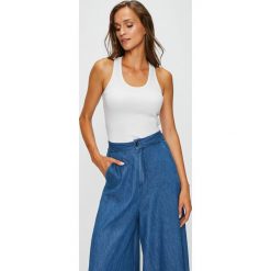 Answear - Top. Czarne topy damskie ANSWEAR, l, bez wzorów, z bawełny, casualowe, bez kołnierzyka, bez ramiączek. W wyprzedaży za 24.90 zł.