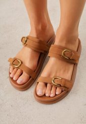 Brązowe Klapki z Dwoma Paskami i Klamrami Cevinra. Brązowe klapki damskie Born2be, na lato, bez wzorów, eleganckie, bez obcasa, na płaskiej podeszwie, bez zapięcia. Za 79.99 zł.