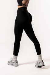 Damskie legginsy Luxe z wysokim stanem i kieszeniami – czarny. Czarne legginsy damskie AESTHETIC WOLF, bez wzorów, z elastanu. Za 149.99 zł.