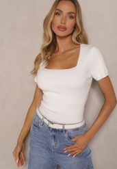 Jasnobeżowa Bluzka z Modalem Wiskozą i Kwadratowym Dekoltem Sanelora. Brązowe bluzki damskie Renee, m, bez wzorów, z jeansu, eleganckie, bez kołnierzyka, bez ramiączek. Za 69.99 zł.