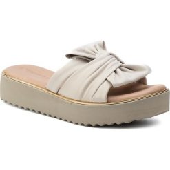Klapki TAMARIS - 1-27207-22 Ivory 418. Brązowe klapki damskie Tamaris, bez wzorów, z materiału, bez obcasa, bez zapięcia. W wyprzedaży za 149.00 zł.
