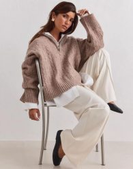 Damska bluza oversize ze splotem warkoczowym Half Zip orzechowa. Brązowe bluzy damskie Aim'n, l, bez wzorów, z dzianiny, klasyczne, bez ramiączek, bez kaptura. Za 526.00 zł.