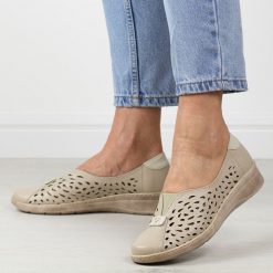 Beżowe skórzane ażurowe Polskie półbuty damskie Gregors 1035. Brązowe półbuty damskie GREGORS, na lato, w ażurowe wzory, ze skóry, klasyczne, z okrągłym noskiem, bez obcasa, bez zapięcia. Za 379.00 zł.