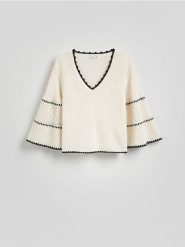 Sweter z kimonowym rękawem - kremowy. Białe swetry nierozpinane damskie Reserved, l, bez wzorów, z bawełny, bez kołnierzyka, bez ramiączek. W wyprzedaży za 79.99 zł.