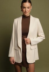 Beżowa Marynarka o Pudełkowym Kroju z Ozdobnymi Klapami Clawira. Brązowe marynarki i żakiety damskie Born2be, bez wzorów, z jeansu, biznesowe, bez kołnierzyka, bez ramiączek. Za 139.99 zł.