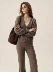Sweter z ozdobnym wiązaniem - brązowy. Brązowe swetry nierozpinane damskie Sinsay, l, bez wzorów, bez kołnierzyka, bez ramiączek. Za 49.99 zł.