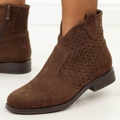 Czekoladowe zamszowe ażurowe botki damskie S.Barski 8151. Brązowe botki damskie S.BARSKI, na jesień, w ażurowe wzory, z jeansu, boho, z okrągłym noskiem, bez obcasa, na płaskiej podeszwie, bez zapięcia. Za 239.00 zł.
