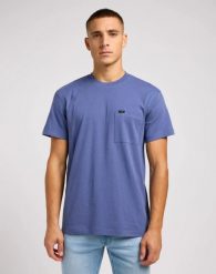 MESKA KOSZULKA LEE RELAXED POCKET TEE SURF BLUE 112349089. Niebieskie t-shirty męskie Lee, l, bez wzorów, bez kołnierzyka, bez ramiączek. Za 79.99 zł.