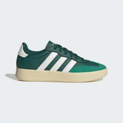 Buty Barreda. Białe buty zimowe męskie Adidas, bez wzorów, ze skóry, bez obcasa, bez zapięcia. Za 299.00 zł.