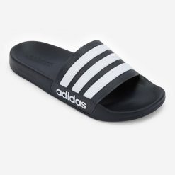 Klapki basenowe Adidas Adilette Shower. Białe klapki damskie Adidas, bez wzorów, sportowe, bez obcasa, bez zapięcia. Za 129.99 zł.