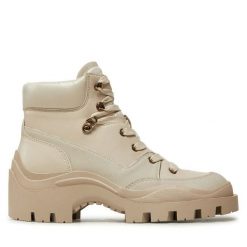 Botki Guess. Brązowe botki damskie Guess, z aplikacjami, bez obcasa, na płaskiej podeszwie, bez zapięcia. Za 679.99 zł.