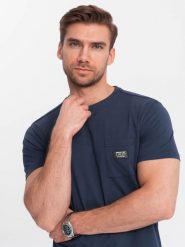 Casualowy t-shirt męski z naszywką na kieszeni – granatowy V10 OM-TSCT-0109 - XXL. Niebieskie t-shirty męskie Ombre Clothing, l, z aplikacjami, z bawełny, bez kołnierzyka, bez ramiączek. Za 77.99 zł.