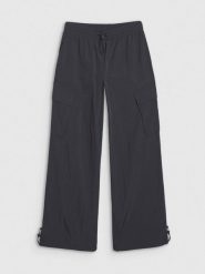 4F Spodnie casual oversize damskie - czarne M. Czarne spodnie dresowe damskie 4F, bez wzorów, z dresówki, casualowe. W wyprzedaży za 99.99 zł.