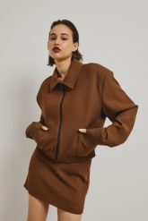 Krótka marynarka na zamek w kolorze HAZELNUT BROWN - FRANKIE-S/M. Brązowe marynarki i żakiety damskie Marsala, bez wzorów, z gumy, eleganckie, bez kołnierzyka, bez ramiączek. W wyprzedaży za 513.44 zł.