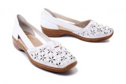 RIEKER 41356-80 white, półbuty/sandały damskie. Białe półbuty damskie Rieker, na lato, w ażurowe wzory, z gumy, bez obcasa, na koturnie, bez zapięcia. Za 223.93 zł.