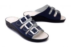 SOLO 054FA granatowy, klapki/fakirki profilaktyczne damskie. Niebieskie klapki damskie Solo, bez wzorów, bez obcasa, na koturnie, bez zapięcia. Za 139.90 zł.