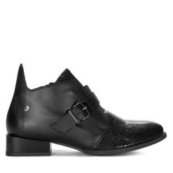 Botki Maciejka. Czarne botki damskie Maciejka, bez wzorów, bez obcasa, na płaskiej podeszwie, bez zapięcia. Za 529.99 zł.