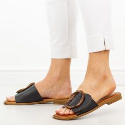 Czarne skórzane klapki damskie T.Sokolski 772. Czarne klapki damskie Sokolski, na lato, z aplikacjami, ze skóry, eleganckie, bez obcasa, na płaskiej podeszwie, bez zapięcia. Za 259.00 zł.