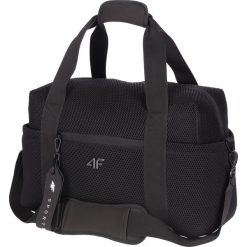 Torba sportowa TPU105 - głęboka czerń. Torby na ramię męskie 4F, bez wzorów, na ramię. W wyprzedaży za 79.99 zł.