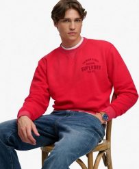 Superdry Bluza Block Text z okrągłym dekoltem – luźny krój. Czerwone bluzy damskie Superdry, xl, bez wzorów, z bawełny, vintage, bez ramiączek, bez kaptura. Za 381.15 zł.