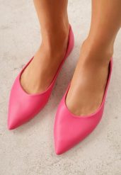 Fuksjowe Balerinki ze Szpiczastymi Noskami w Eleganckim Stylu Lagenaria. Czerwone balerinki damskie Renee, bez wzorów, z jeansu, eleganckie, ze szpiczastym noskiem, bez obcasa, bez zapięcia. Za 59.99 zł.