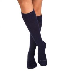 Skarpety uciskowe 3/4 z wełny merynosów, ciemnoniebieskie. Niebieskie skarpetki damskie OEM, bez wzorów, z wełny. W wyprzedaży za 94.89 zł.