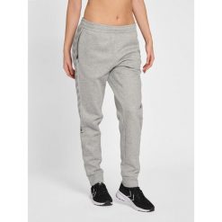 Spodnie damskie do joggingu Hummel OFF-Grid. Szare spodnie dresowe damskie Hummel, bez wzorów, z bawełny, sportowe, do biegania. W wyprzedaży za 229.00 zł.