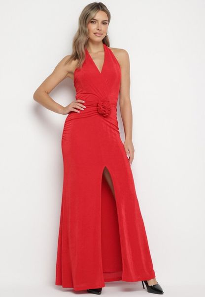 Czerwona Sukienka z Odkrytymi Plecami i Ozdobnym Marszczeniem z Kwiatową Aplikacją Tarelisa. Czerwone sukienki damskie Born2be, na imprezę, m, z aplikacjami, eleganckie, bez kołnierzyka, bez ramiączek, maxi. Za 129.99 zł.