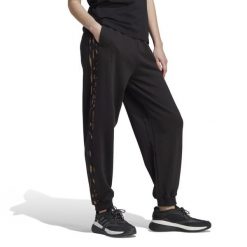 Spodnie dresowe damskie Adidas Gym & Pilates. Czarne spodnie dresowe damskie Adidas, bez wzorów, z bawełny, eleganckie. W wyprzedaży za 199.99 zł.