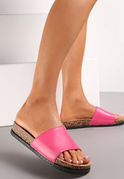 Fuksjowe Klapki na Płaskiej Podeszwie z Odkrytym NoskiemKariteia. Czerwone klapki damskie Renee, bez wzorów, bez obcasa, na płaskiej podeszwie, bez zapięcia. Za 79.99 zł.