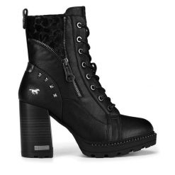 Trzewiki Mustang. Czarne botki damskie Mustang, bez wzorów, bez obcasa, na słupku, bez zapięcia. Za 279.99 zł.