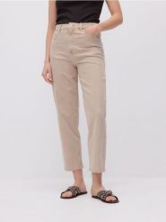 Jeansy mom fit - kremowy. Białe jeansy damskie Reserved, bez wzorów, z bawełny, z podwyższonym stanem. W wyprzedaży za 99.99 zł.