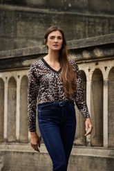 Bluza w panterkę brązowa. Brązowe bluzy damskie MOODO, l, bez wzorów, z elastanu, bez ramiączek, bez kaptura. Za 59.99 zł.
