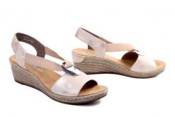 RIEKER 624H6-60 beige, sandały damskie. Brązowe sandały damskie Rieker, bez wzorów, z gumy, bez obcasa, na koturnie, bez zapięcia. Za 231.92 zł.