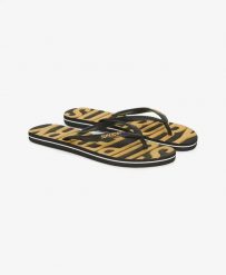 Superdry Klapki Vintage Vegan z gumy – BLACK/GOLD. Czarne klapki damskie Superdry, bez wzorów, vintage, bez obcasa, bez zapięcia. Za 122.45 zł.