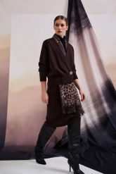 Kardigan z ozdobnym guzikiem brązowy. Brązowe kardigany damskie MOODO, xs, bez wzorów, z poliamidu, bez kołnierzyka. Za 139.99 zł.